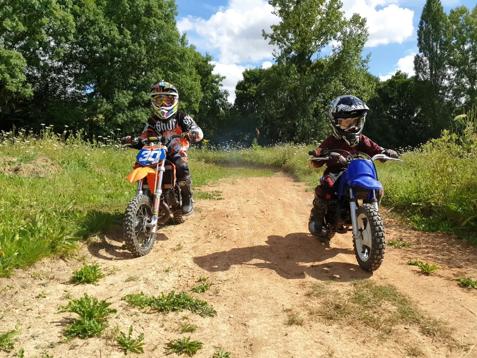 Quentin #308 sur KTM 50 SX et Clément #205 sur Yamaha PW 50 en 2020 lors d'un entraînement à Martigné Ferchaud (35) sur le petit terrain